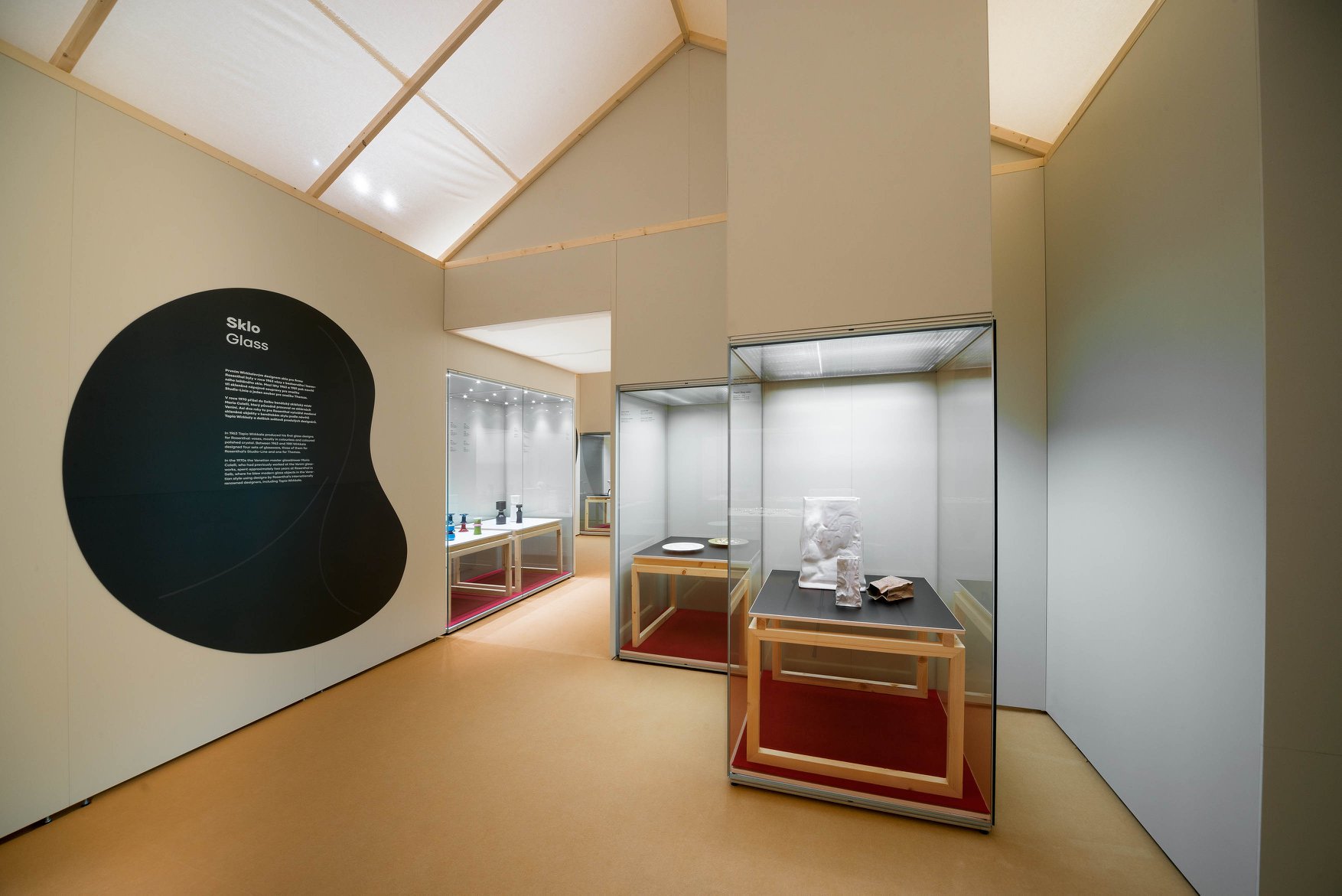 Finnisches Design – Ausstellungsaufbau mit Mila-wall Wandmodulen und Vitrinen im Kunstgewerbemuseum Prag