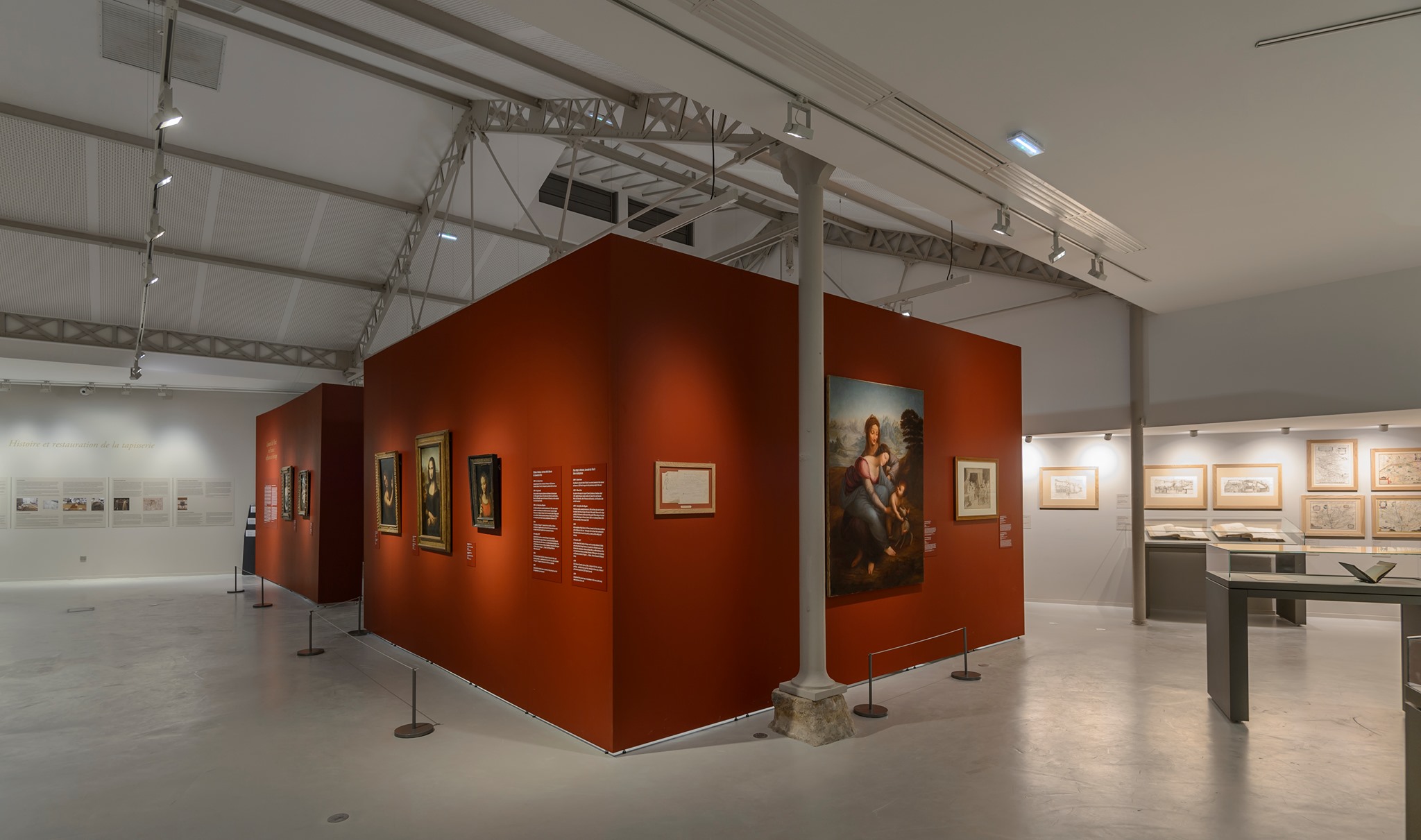 Ausstellungsraum mit Mila-wall Wandmodulen mit roter Oberflächenbeschichtung und Beleuchtungssystemen von MBA