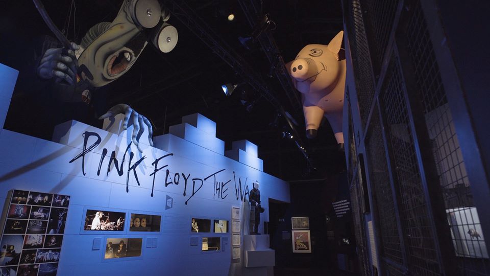 Modulare Wände von Mila-wall bilden die Grundlage für die Mauer in der Ausstellung über die Band Pink Floyd