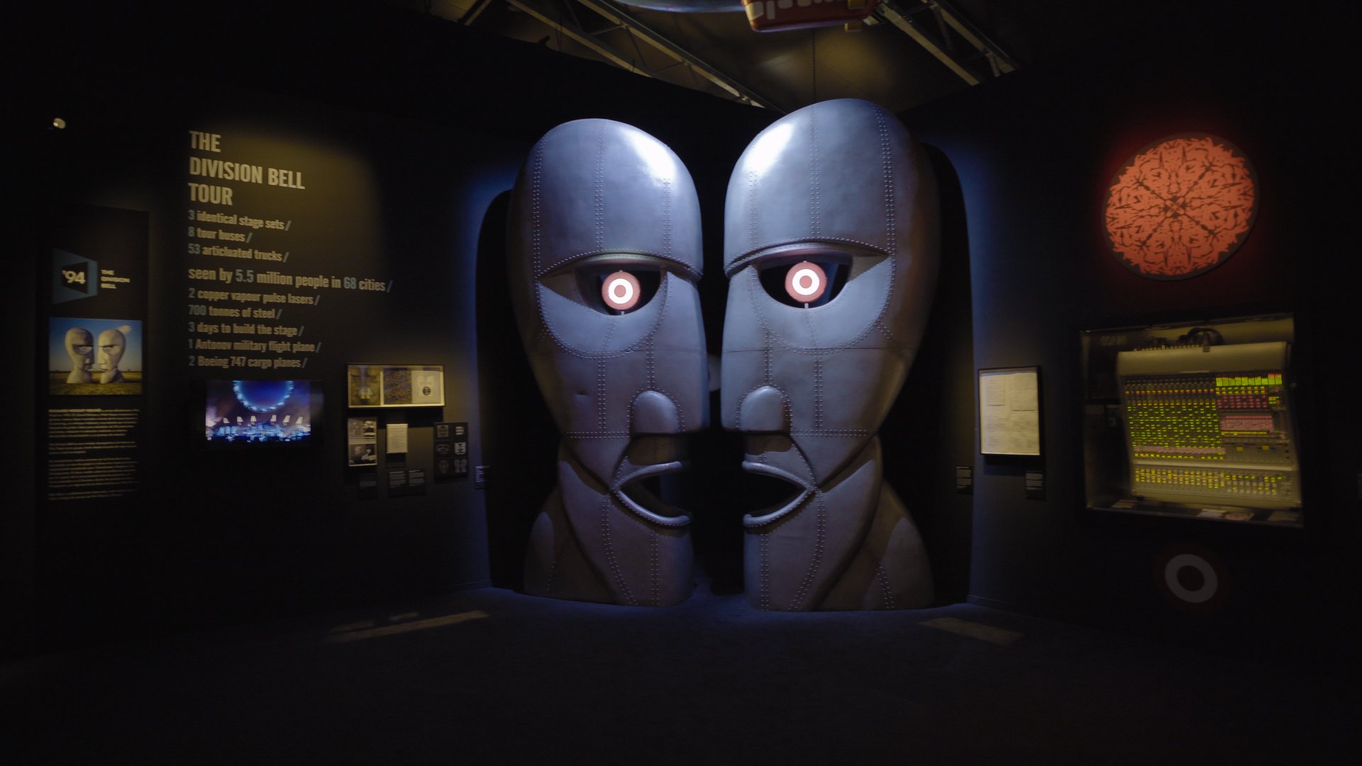Interaktive modulare Wände von Mila-wall ergänzen die Schau über die Band Pink Floyd
