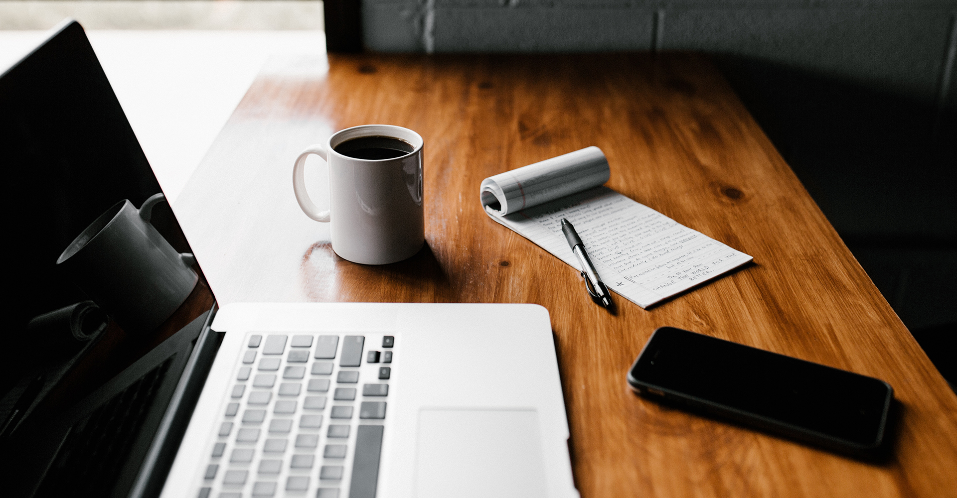 Der Arbeitsplatz der MBA-Blogger: Ein Laptop, ein Smartphone, Kaffee und Notizen