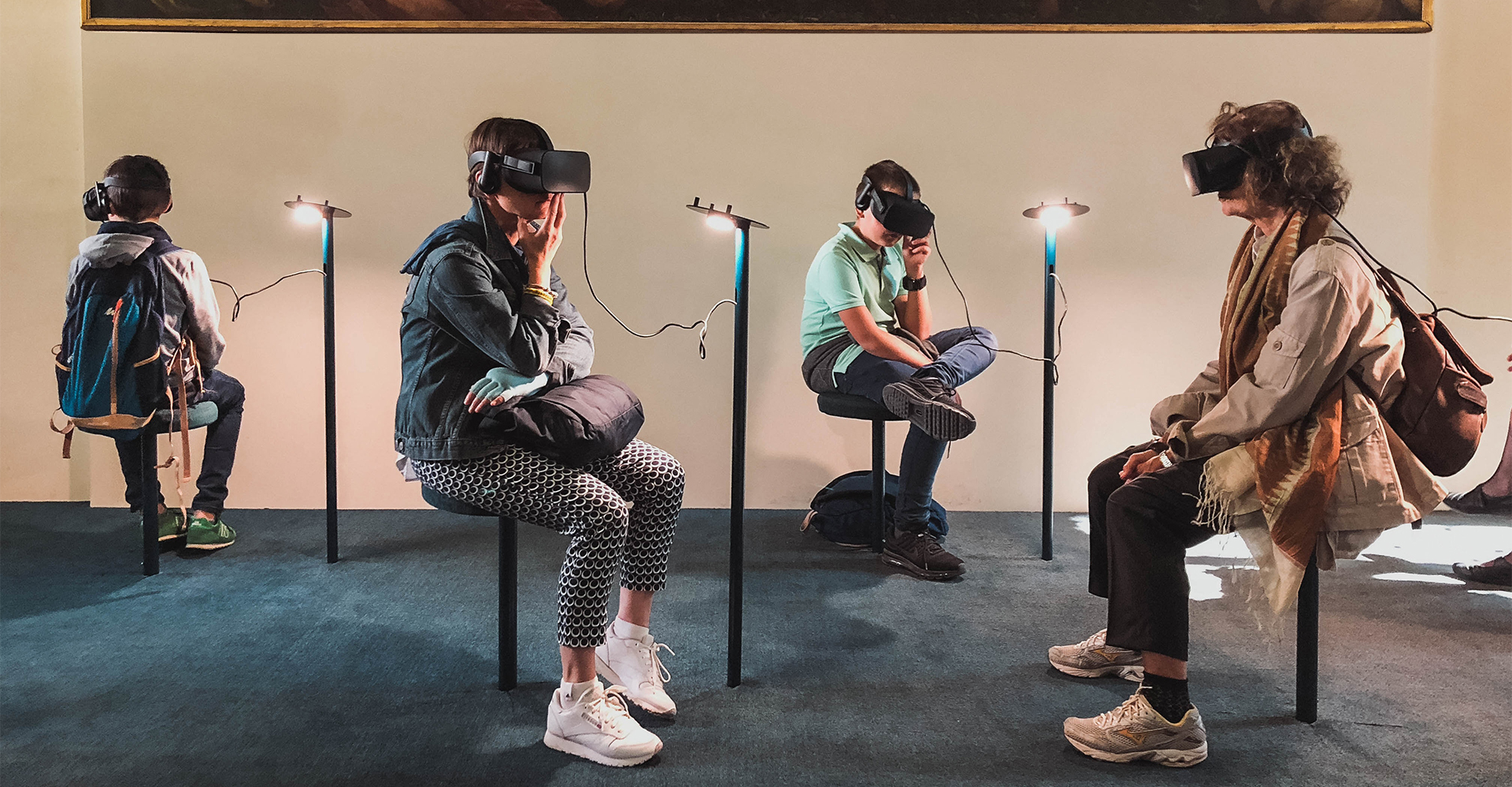 Menschen mit VR-Brillen besuchen eine VR-Ausstellung